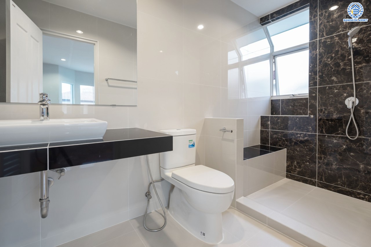 บ้านมือสองตกแต่งใหม่ ม.นันทวัน พระราม5 ตกแต่งหรูหรา หลังใหญ่กว่า 64 ตร.ว. ฟังก์ชันจัดเต็ม 3 ห้องนอน 3 ห้องน้ำ 1 ห้องอเนกประสงค์ จอดรถได้ 2 คัน พร้อม Living Room รองรับทุกความสุข ทำเลเดินทางสะดวก ใกล้ทางด่วน "กาญจนาภิเษก" และรถไฟฟ้าสายสีม่วง "สถานีบางรักใหญ่"